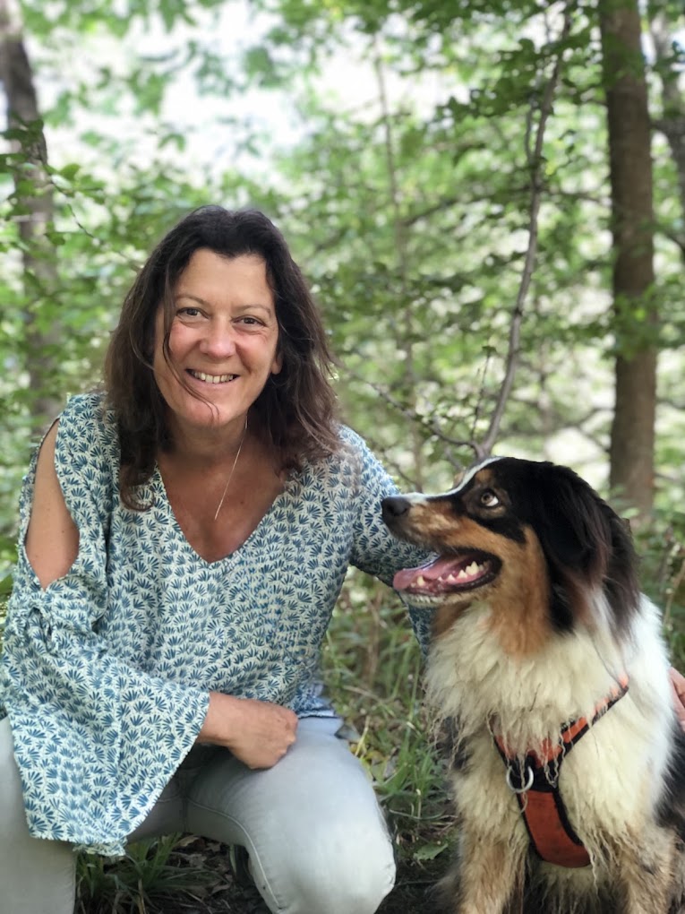 Portrait de Stéphanie Englebert avec sa chienne Roxy, éducatrice comportementaliste canin